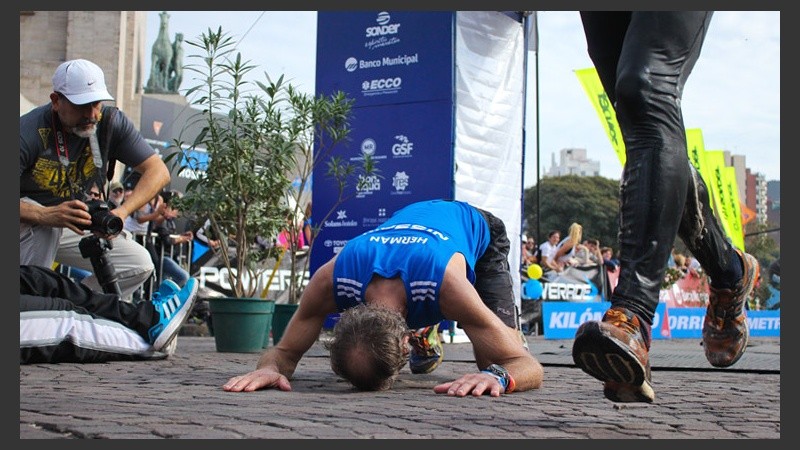 Un hombre se desploma al llegar a la meta luego de correr 42 Km. (Alan Monzón/Rosario3.com)