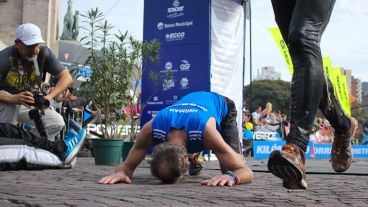 Un hombre se desploma al llegar a la meta luego de correr 42 Km. (Alan Monzón/Rosario3.com)