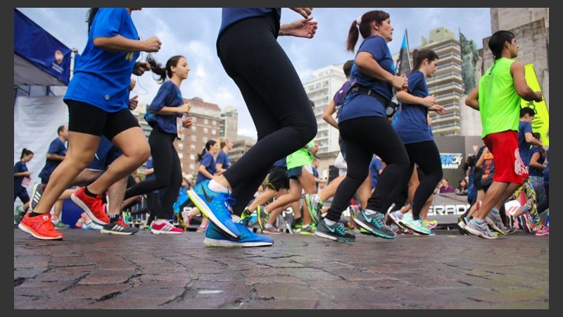 Una multitud corrió la maratón en sus diferentes categorías. (Alan Monzón/Rosario3.com)
