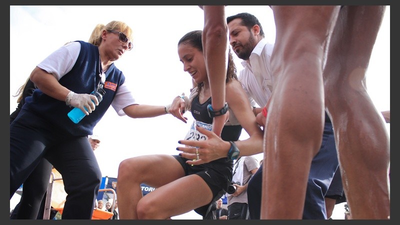 La ganadora de los 42Km. en la categoría mujeres, segundos después de su llegada. (Alan Monzón/Rosario3.com)