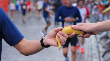 Bananas para los corredores para recuperar energías. (Alan Monzón/Rosario3.com)