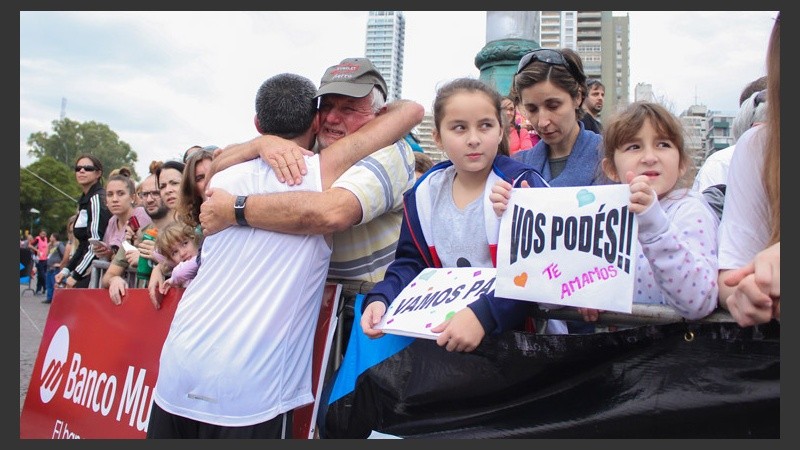 Muchos abrazos en una carrera repleta de emociones. (Alan Monzón/Rosario3.com)