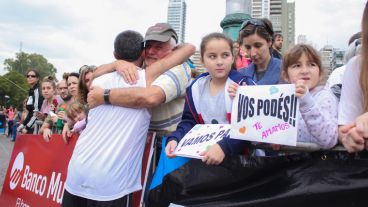 Muchos abrazos en una carrera repleta de emociones. (Alan Monzón/Rosario3.com)