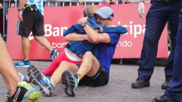 Padre e hija en un abrazo eterno. (Alan Monzón/Rosario3.com)
