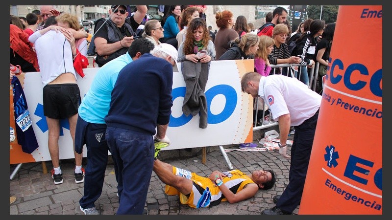 Un hombre en el suelo es asistido por los médicos. (Alan Monzón/Rosario3.com)