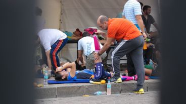 Muchos corredores quedaron acalambrados. La humedad jugó una mala pasada. (Alan Monzón/Rosario3.com)