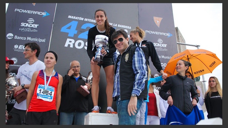 Adrián Gallo entrega la Copa Canal 3 a la ganadora de los 42Km.