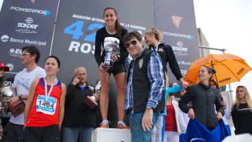 Adrián Gallo entrega la Copa Canal 3 a la ganadora de los 42Km. (Alan Monzón/Rosario3.com)