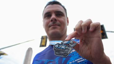 Un joven muestra la medalla. Cada competidor recibió una. (Alan Monzón/Rosario3.com)