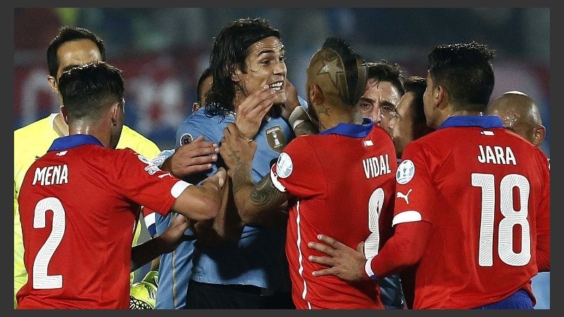 Cavani reaccionó por la injusticia antes de salir del campo.