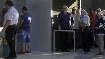 Una larga cola este lunes en loa cajeros automáticos del Banco Nacional en Atenas.