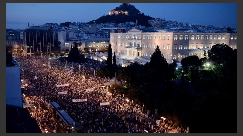 Miles de atenienses en el centro de Atenas.
