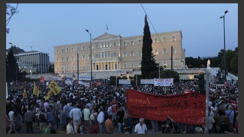 Atenienses frente a la plaza Syntagma.