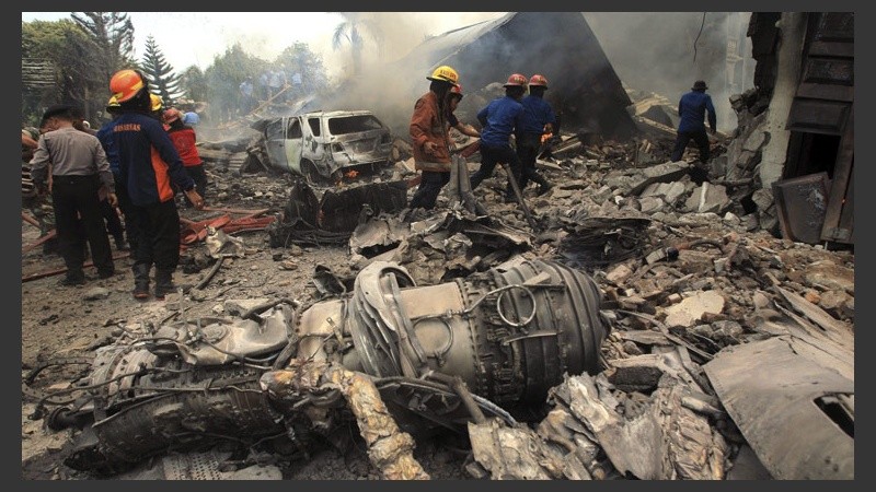 Se estrelló un avión militar en una zona residencial en Indonesia: al menos 50 muertos. (EFE)