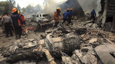 Se estrelló un avión militar en una zona residencial en Indonesia: al menos 50 muertos. (EFE)