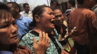 El gobernador de Sumatra del Norte, Gatot Pujonugroho, indicó que "se estima que viajaban más de 50 personas en el avión". (EFE)
