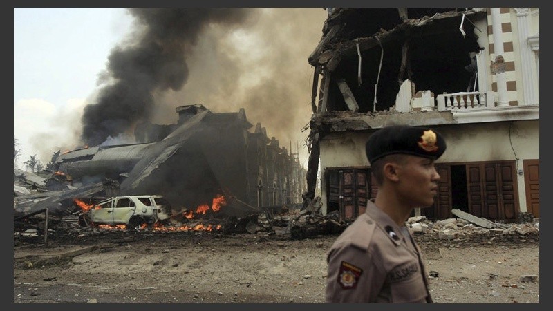 Imágenes de la televisión indonesia mostraron una parte del hotel de tres plantas destruida. (EFE)