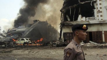 Imágenes de la televisión indonesia mostraron una parte del hotel de tres plantas destruida. (EFE)
