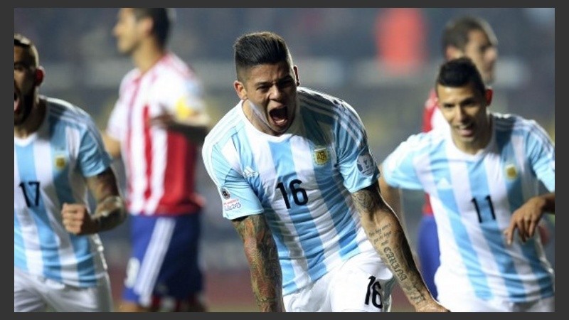 Rojo grita el primero de Argentina.