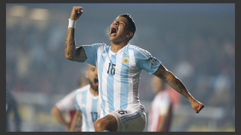 ¡Argentina a la final! Marcos Rojo grita con el alma el primero de la selección en la goleada 6 a 1 a Paraguay. (EFE)