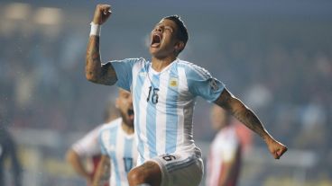 ¡Argentina a la final! Marcos Rojo grita con el alma el primero de la selección en la goleada 6 a 1 a Paraguay. (EFE)
