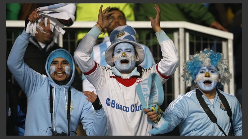HInchas argentinos en el estadio Municipal de Concepción de Chile. (EFE)