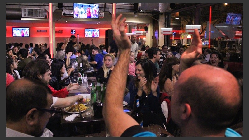 En Rosario, muchos decidieron ver el partido en un bar. (Rosario3.com)