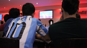 Camiseta puesta y a ver a la selección. (Rosario3.com)