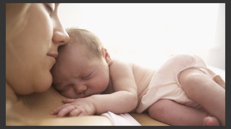 La madre crea anticuerpos que el sistema inmunológico del recién nacido todavía no está preparado para desarrollar.