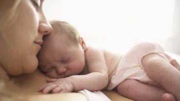 La madre crea anticuerpos que el sistema inmunológico del recién nacido todavía no está preparado para desarrollar.