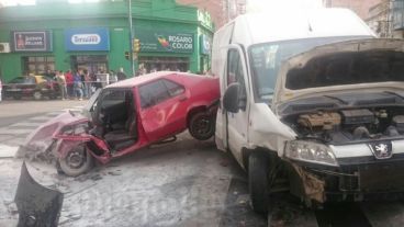 Violenta colisión en una esquina con semáforo.