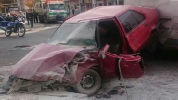 Violenta colisión en una esquina con semáforo.