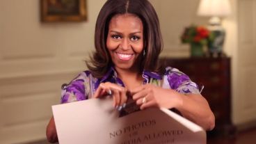 Michelle Obama hizo un video donde rompe un cartel que indicaba la prohibición de tomar fotos. (@WhiteHouse )