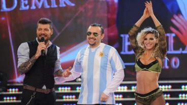 Antes de "perrear",  Ergün Demir (bah, Ali Kemal) recibió el saludo de Maradona.