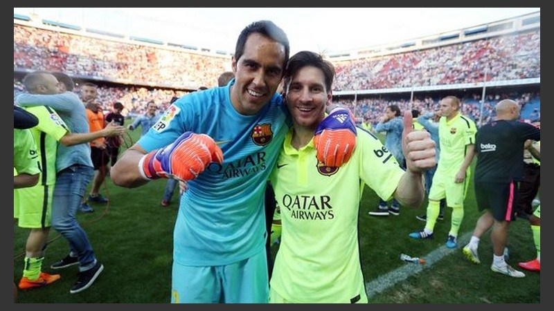 Bravo y Messi, felices juntos. El sábado festejará uno solo.