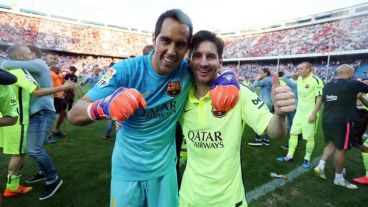 Bravo y Messi, felices juntos. El sábado festejará uno solo.
