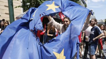 Partidarios del "no" queman una bandera de la Unión Europea en Atenas. (EFE)