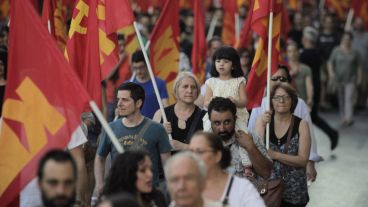 Simpatizantes del partido comunista durante una manifestación por el referéndum del próximo domingo, frente a la plaza Syntagma de Atenas. (EFE)