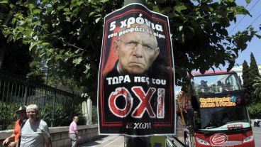 El ministro alemán de Finanzas, Wolfang Schaeuble, representado en un cartel a favor del "no" en el referéndum en Atenas. (EFE)