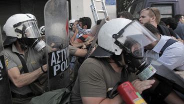 Manifestantes a favor del "no" se enfrentan a la policía en una de las protestas por las calles griegas. (EFE)