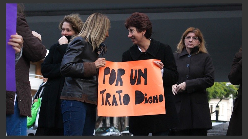 Dos mujeres charlan en plena manifestación. (Rosario3.com)