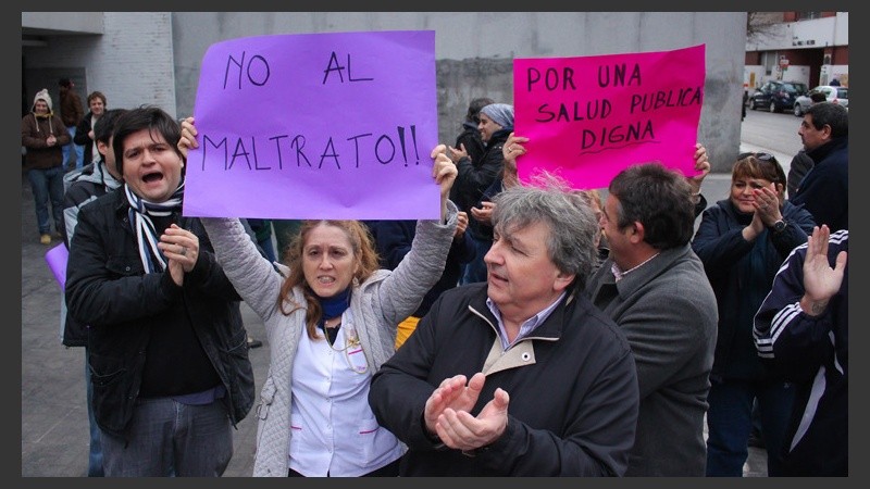 Trabajadores de la Maternidad Martin se manifestaron tras denunciar una serie de irregularidades. (Rosario3.com)