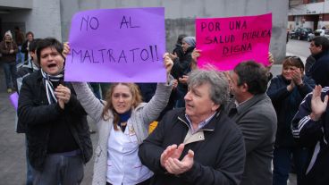 Trabajadores de la Maternidad Martin se manifestaron tras denunciar una serie de irregularidades. (Rosario3.com)