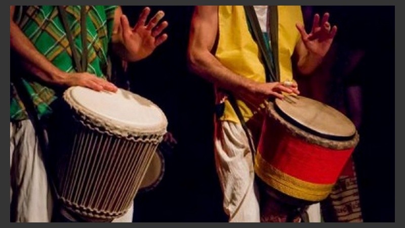 A las 15, Kumba, grupo que recrea el folklore del noroeste africano, se presenta en el ciclo “Tardes Cósmicas” del Complejo Astronómico Municipal, parque Urquiza.
