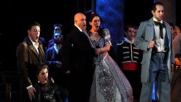 A las 20.30, "La Traviata", ópera de G. Verdi, con dirección de Marcelo Pozo. En El Círculo, Laprida 1223.