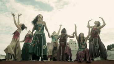 “Costumbres de libertad” aborda las distintas raíces que conviven en el folclore argentino a través de un “gran diálogo de lenguajes”: texto, danza y música.
