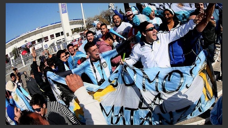 Los hinchas argentinos y chilenos convivieron con normalidad en la previa.