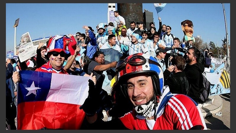 Los hinchas argentinos y chilenos convivieron con normalidad en la previa.