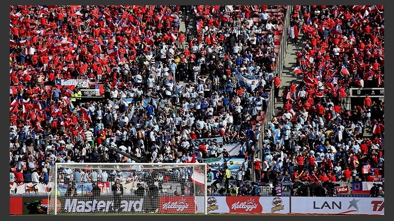 Todos locales con sus banderitas, menos un sector de hinchas argentinos.