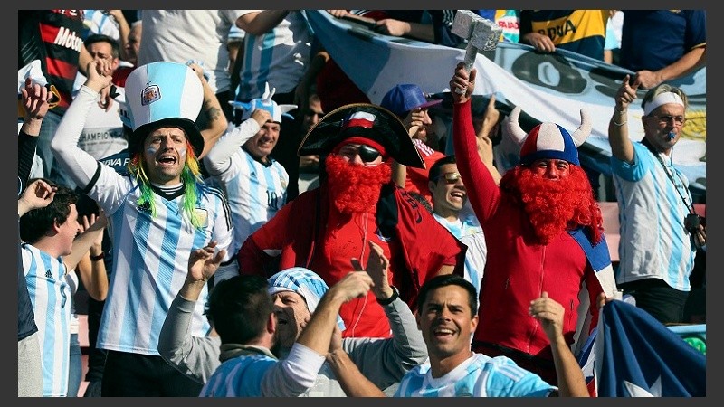 Locales y visitantes, mezclados en la platea del Nacional de Santiago.